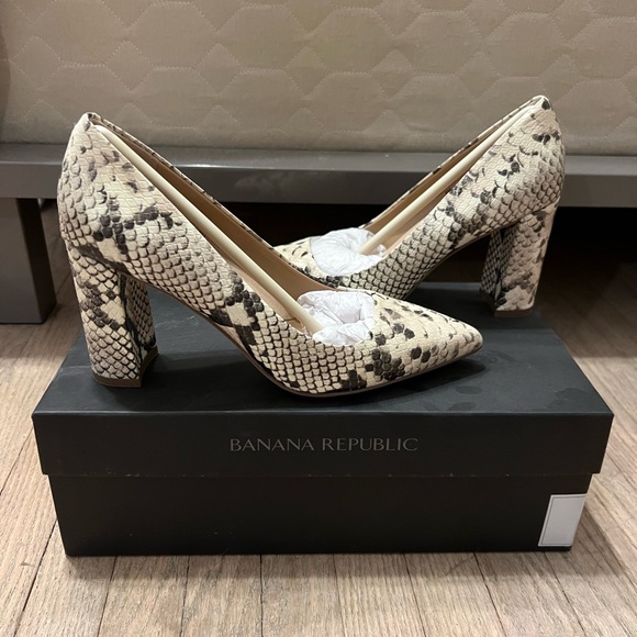 NWB Banana Republic Madison 12 Hour Block Heel Pump - Picture 3 of 4